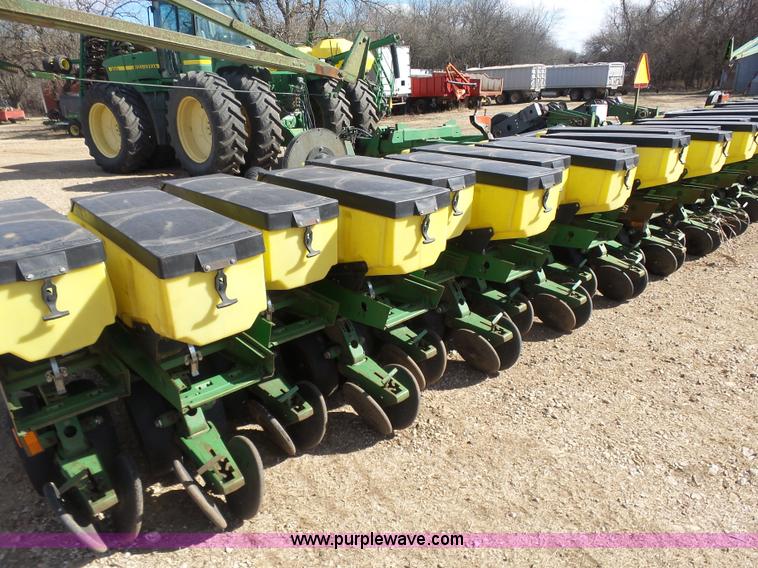 image for item L6236 John Deere 1780 Conservation 16/31 split-row planter