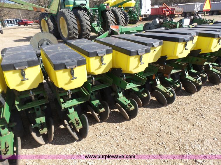 image for item L6236 John Deere 1780 Conservation 16/31 split-row planter