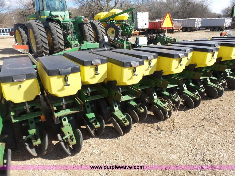 image for item L6236 John Deere 1780 Conservation 16/31 split-row planter
