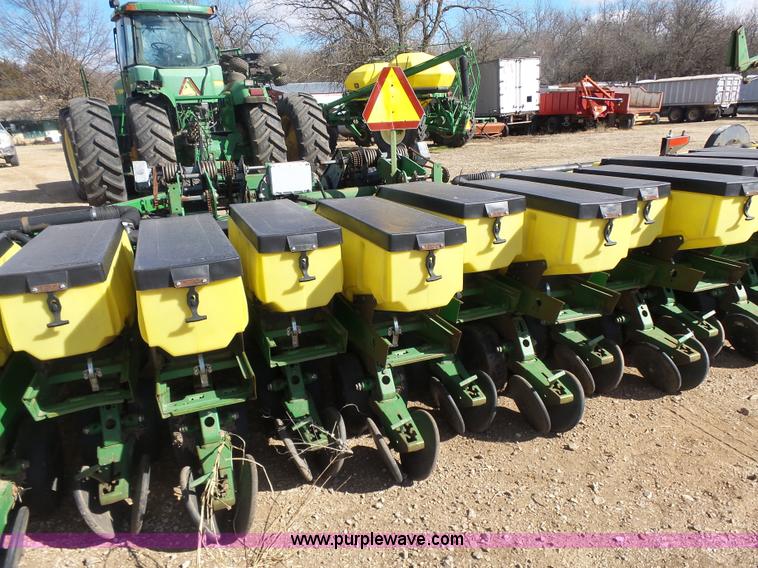 image for item L6236 John Deere 1780 Conservation 16/31 split-row planter