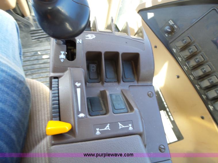 image for item L6253 2004 John Deere 4920 self-propelled applicator