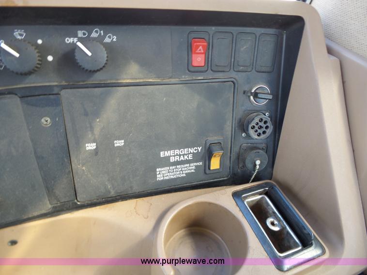 image for item L6253 2004 John Deere 4920 self-propelled applicator