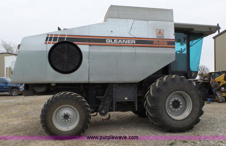 image for item L6269 1997 Gleaner R52 RWA combine