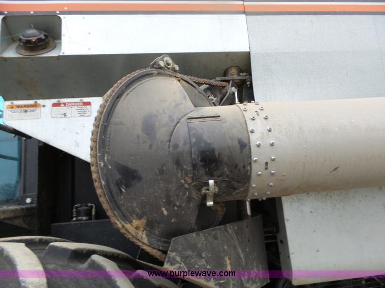 image for item L6269 1997 Gleaner R52 RWA combine