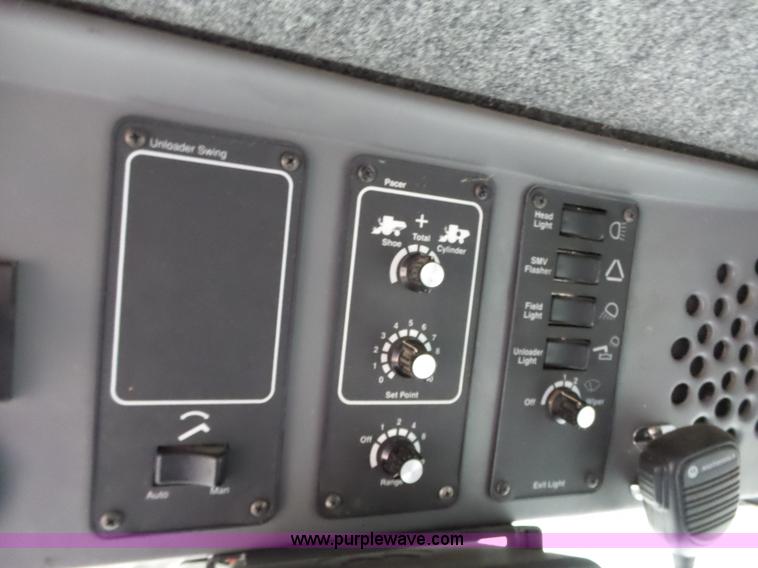 image for item L6269 1997 Gleaner R52 RWA combine