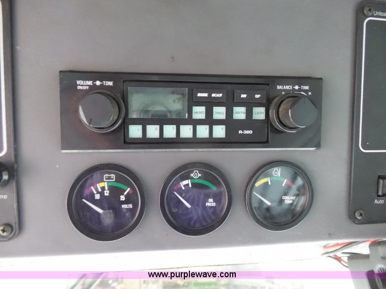 image for item L6269 1997 Gleaner R52 RWA combine