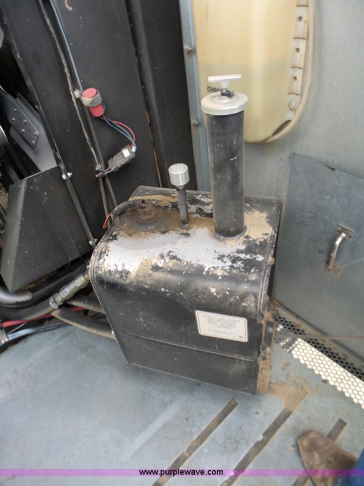 image for item L6269 1997 Gleaner R52 RWA combine