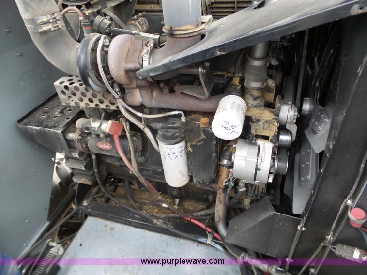 image for item L6269 1997 Gleaner R52 RWA combine