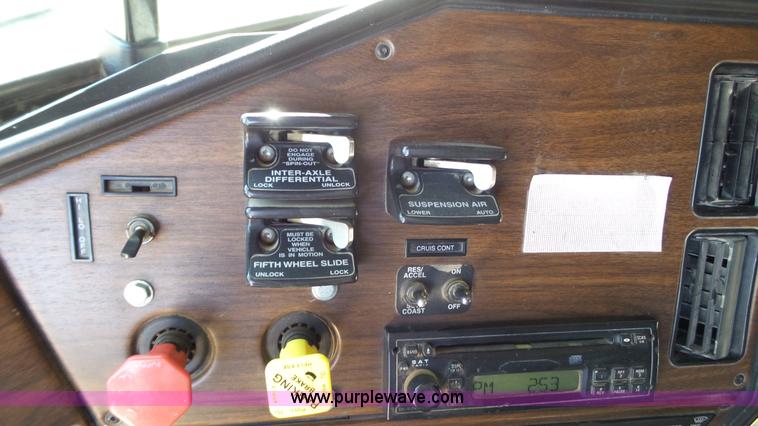 image for item L6501 2007 Freightliner C112 Glider semi truck