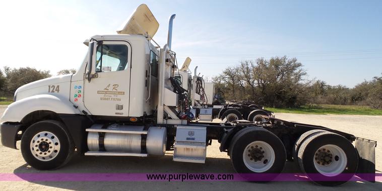 image for item L6503 2007 Freightliner Columbia semi truck