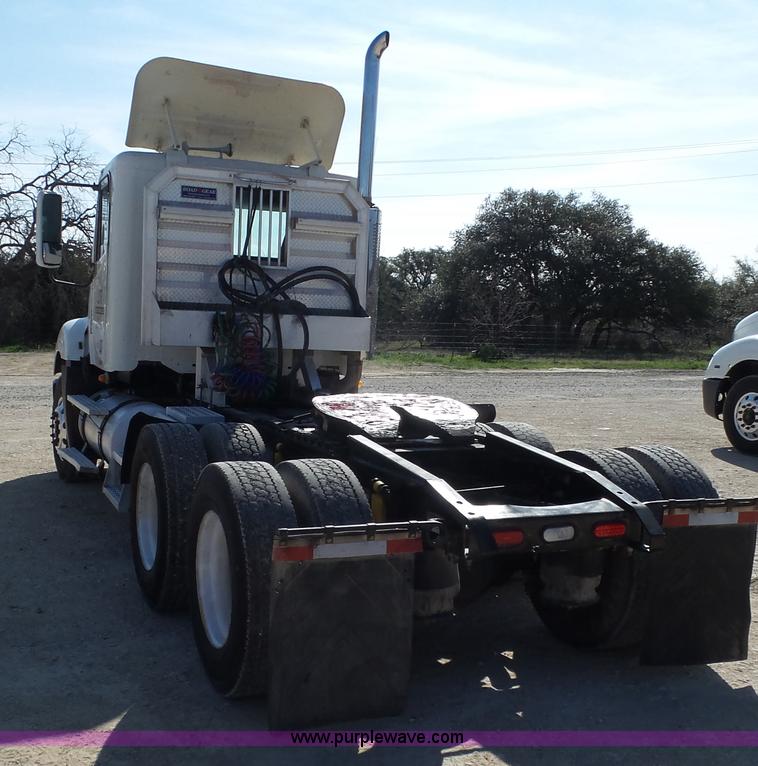 image for item L6503 2007 Freightliner Columbia semi truck