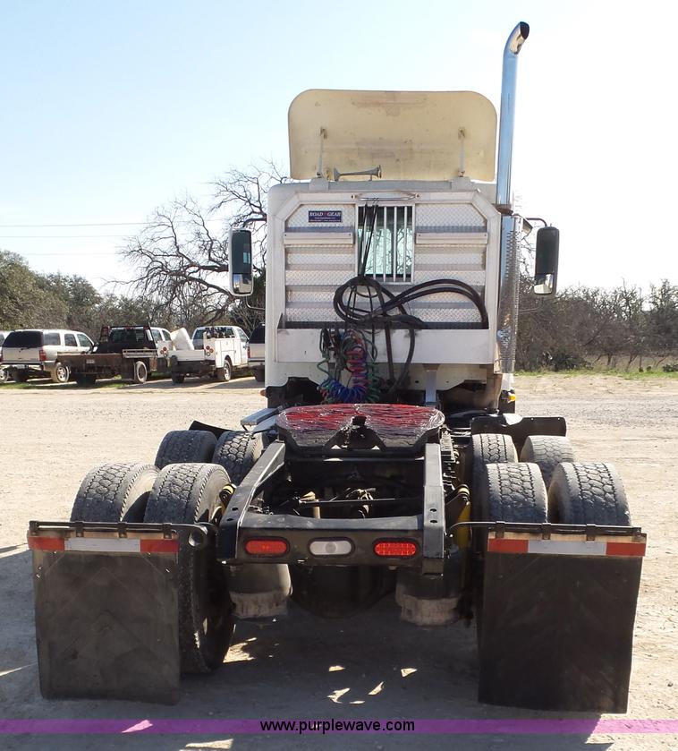 image for item L6503 2007 Freightliner Columbia semi truck