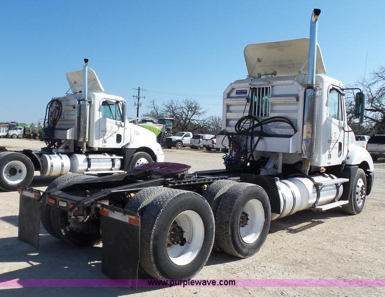 image for item L6503 2007 Freightliner Columbia semi truck