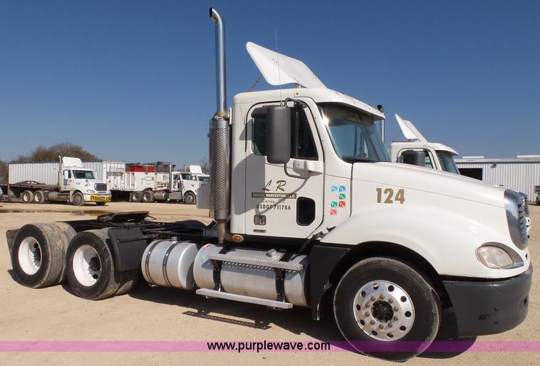 image for item L6503 2007 Freightliner Columbia semi truck