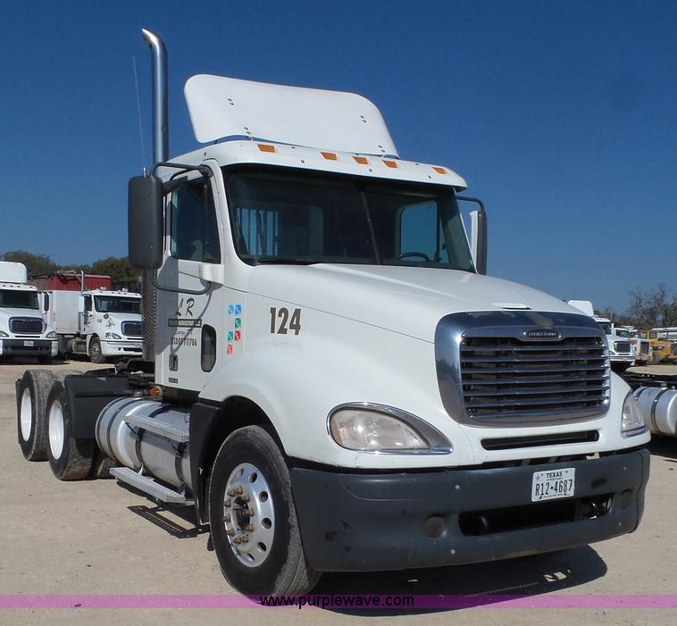 image for item L6503 2007 Freightliner Columbia semi truck