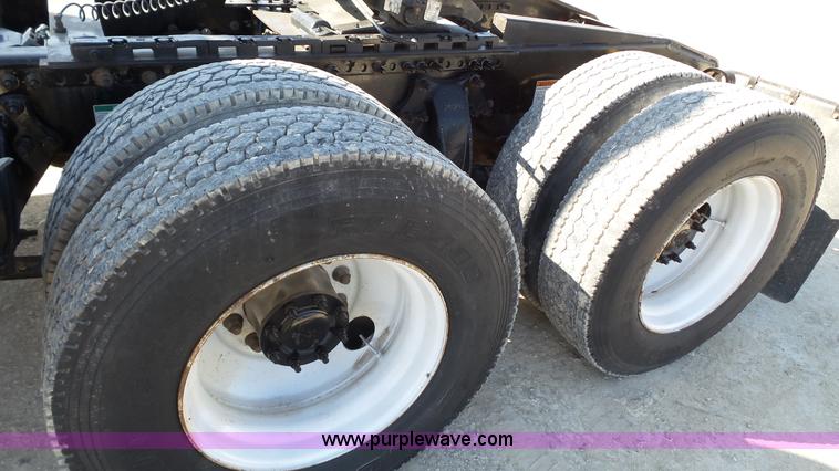 image for item L6503 2007 Freightliner Columbia semi truck