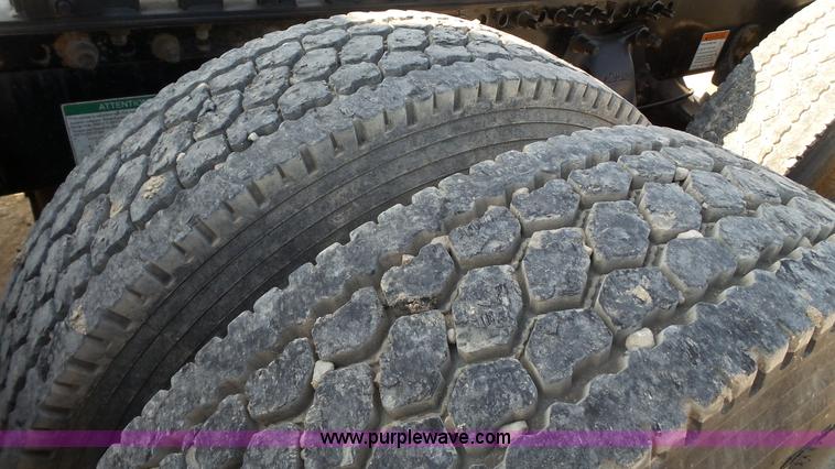 image for item L6503 2007 Freightliner Columbia semi truck