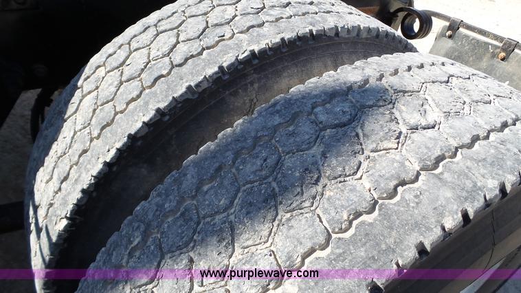 image for item L6503 2007 Freightliner Columbia semi truck