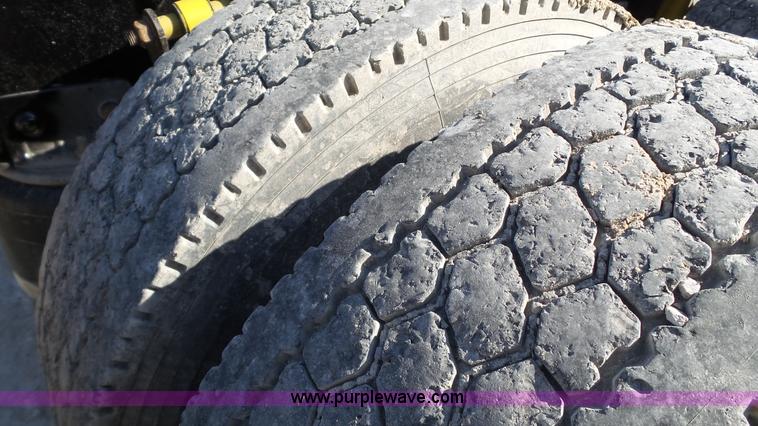 image for item L6503 2007 Freightliner Columbia semi truck