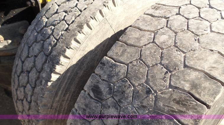 image for item L6503 2007 Freightliner Columbia semi truck