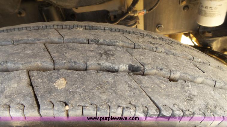 image for item L6503 2007 Freightliner Columbia semi truck