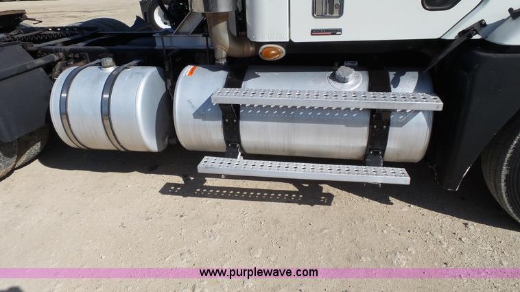 image for item L6503 2007 Freightliner Columbia semi truck