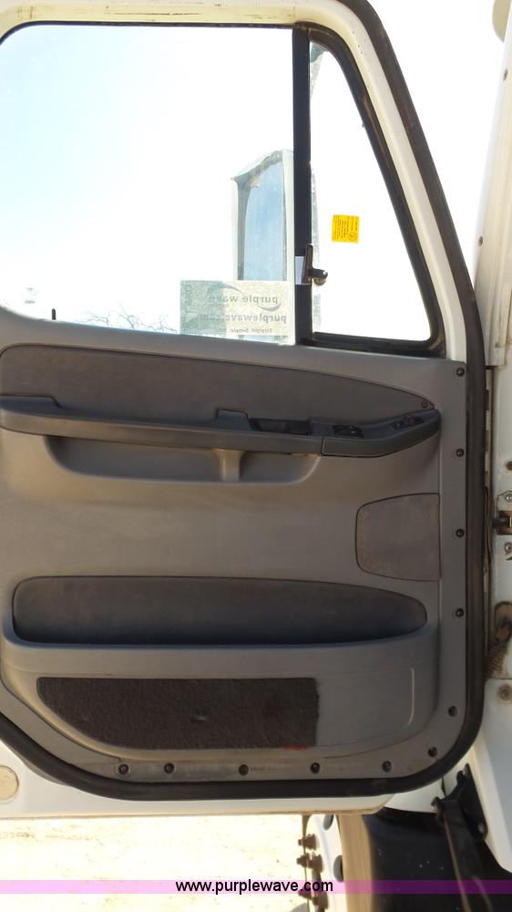 image for item L6503 2007 Freightliner Columbia semi truck