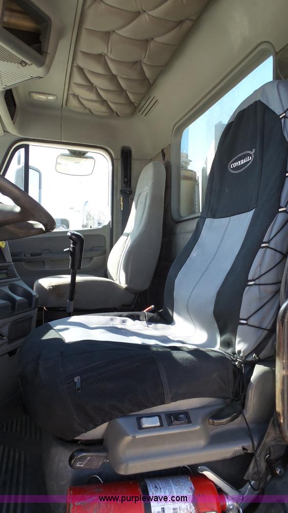 image for item L6503 2007 Freightliner Columbia semi truck