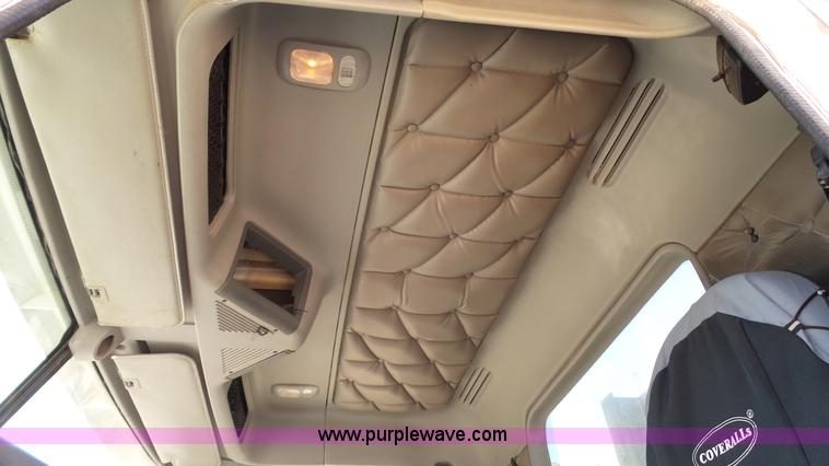 image for item L6503 2007 Freightliner Columbia semi truck