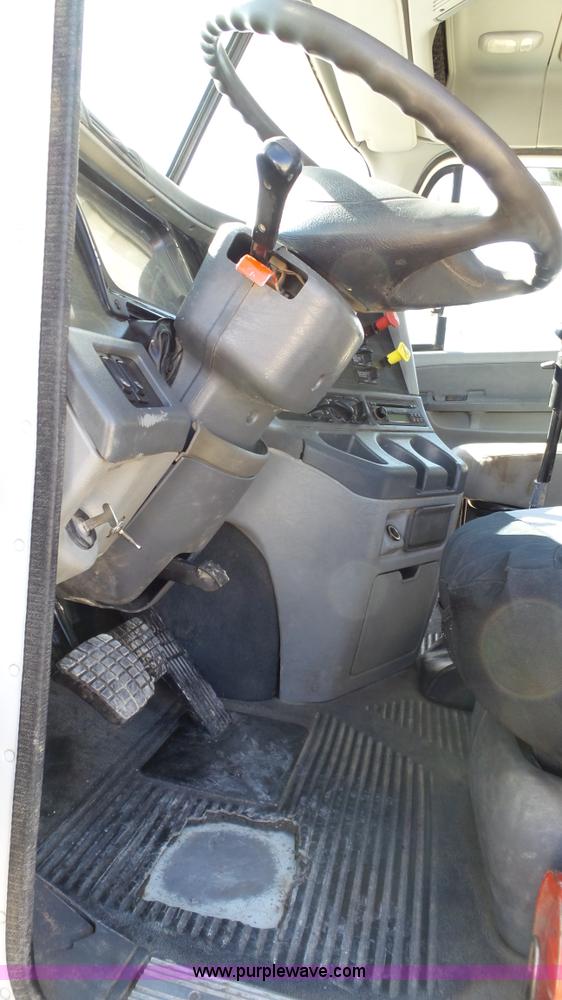 image for item L6503 2007 Freightliner Columbia semi truck