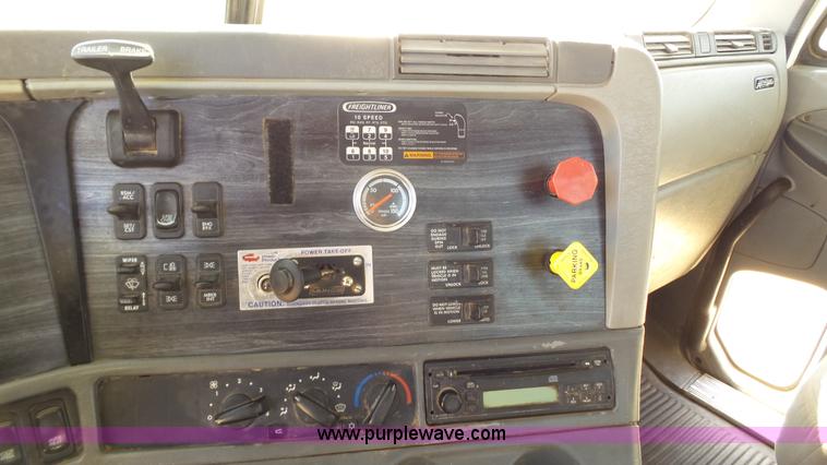 image for item L6503 2007 Freightliner Columbia semi truck