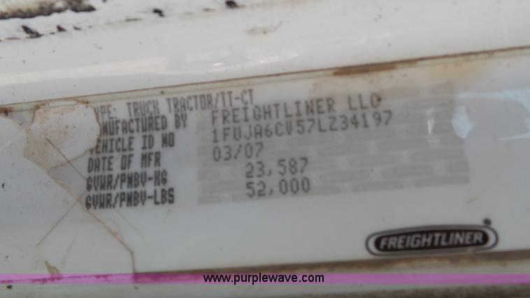 image for item L6503 2007 Freightliner Columbia semi truck