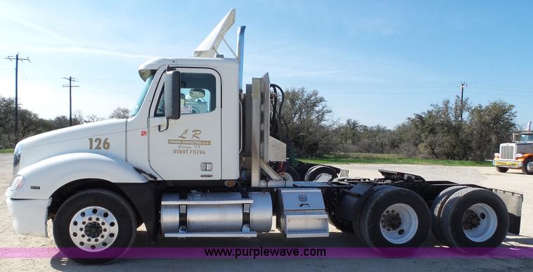 image for item L6504 2007 Freightliner Columbia semi truck