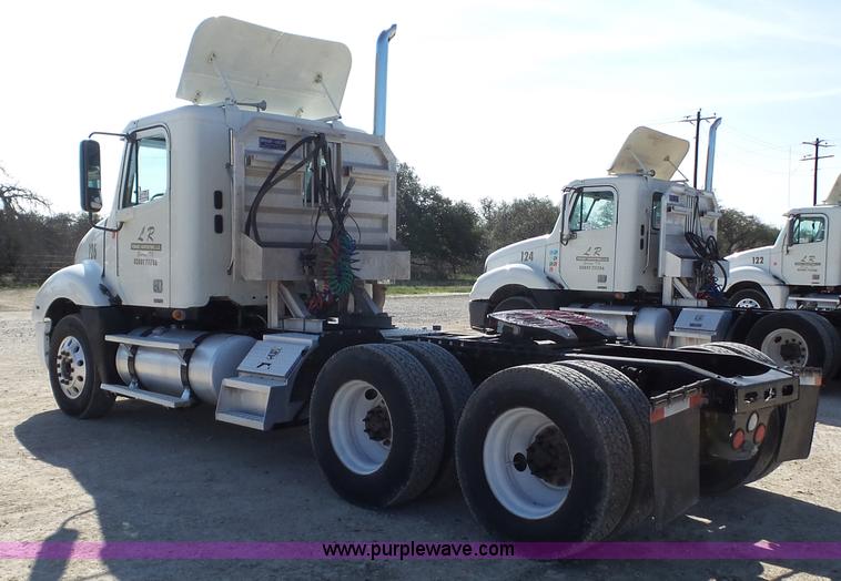 image for item L6504 2007 Freightliner Columbia semi truck