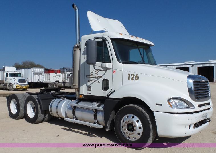 image for item L6504 2007 Freightliner Columbia semi truck