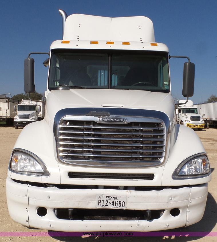 image for item L6504 2007 Freightliner Columbia semi truck