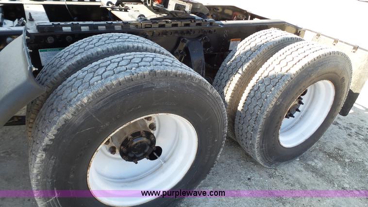 image for item L6504 2007 Freightliner Columbia semi truck