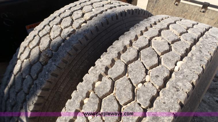 image for item L6504 2007 Freightliner Columbia semi truck