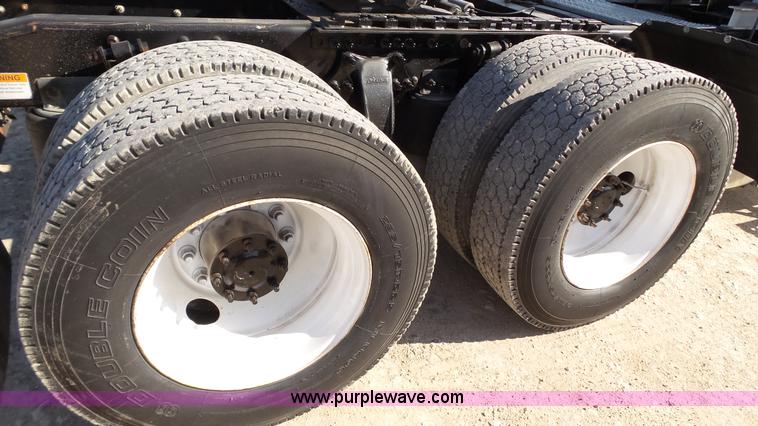 image for item L6504 2007 Freightliner Columbia semi truck