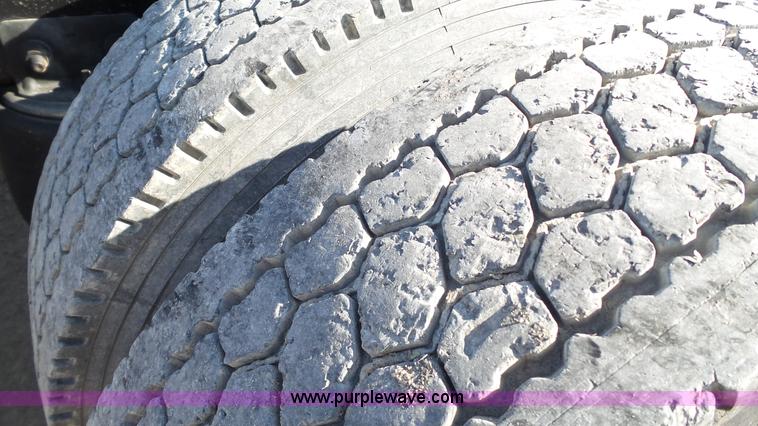 image for item L6504 2007 Freightliner Columbia semi truck