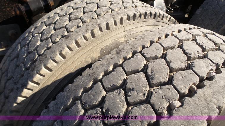 image for item L6504 2007 Freightliner Columbia semi truck