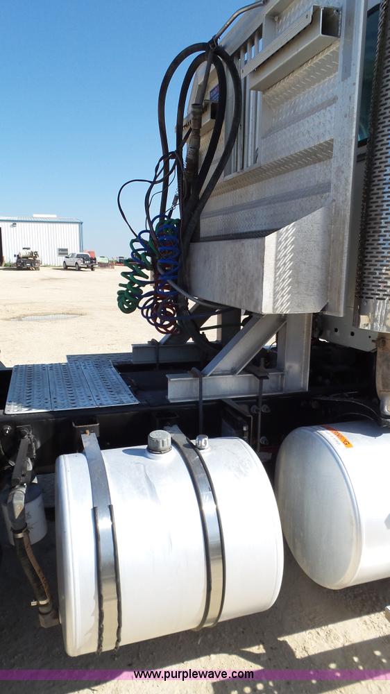 image for item L6504 2007 Freightliner Columbia semi truck