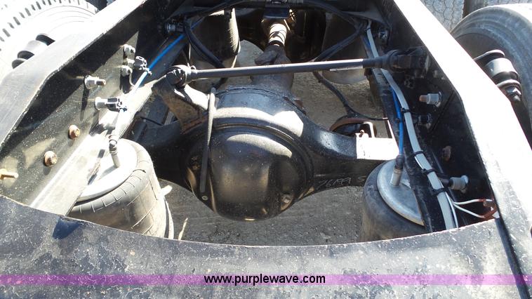 image for item L6504 2007 Freightliner Columbia semi truck