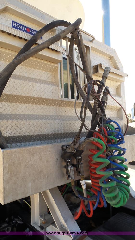 image for item L6504 2007 Freightliner Columbia semi truck