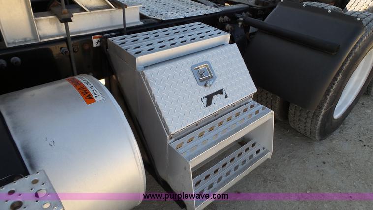 image for item L6504 2007 Freightliner Columbia semi truck