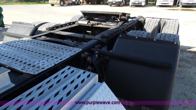 image for item L6504 2007 Freightliner Columbia semi truck