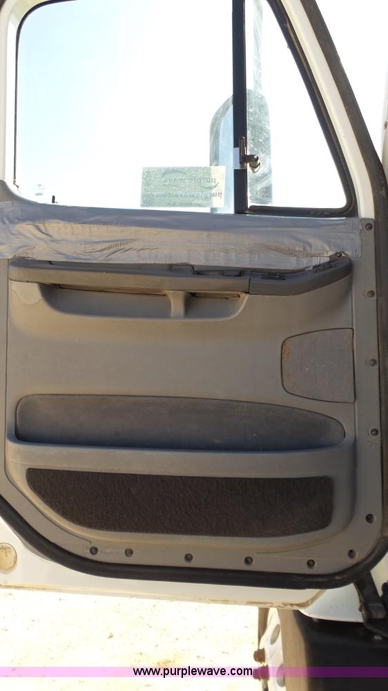 image for item L6504 2007 Freightliner Columbia semi truck