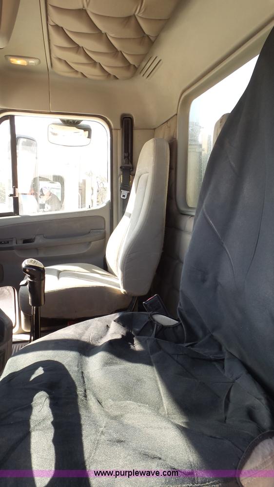 image for item L6504 2007 Freightliner Columbia semi truck