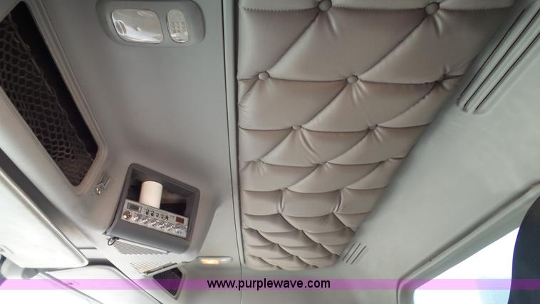 image for item L6504 2007 Freightliner Columbia semi truck