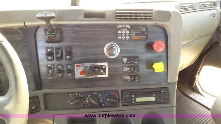 image for item L6504 2007 Freightliner Columbia semi truck